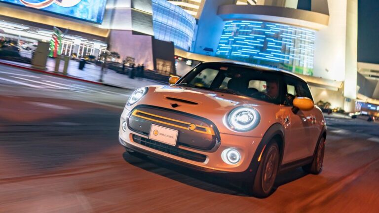 Mini на струја е голем автомобил во Лас Вегас