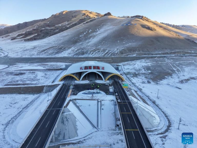 Кина го отвори најдолгиот тунел на автопат во светот