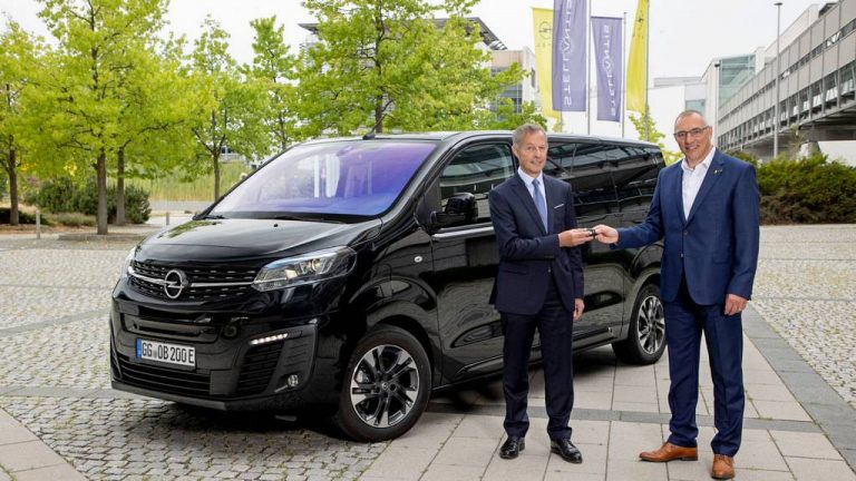 Градоначалникот на Риселсхајм вози електрична Opel Zafira-e Life