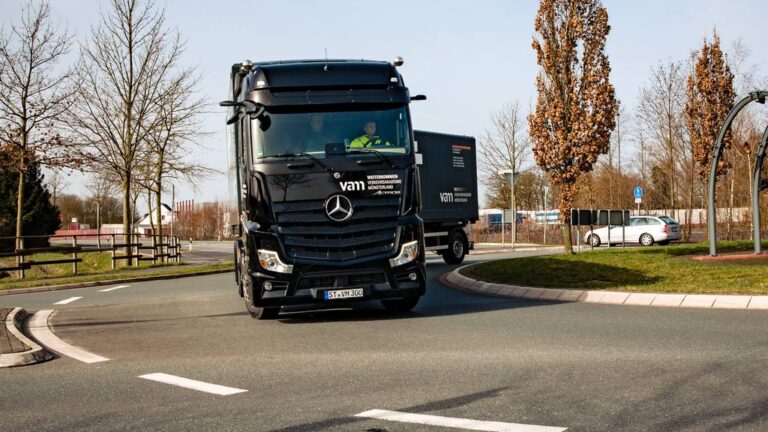 Oбука за камион со Мercedes Actros во германска „возачка академија“