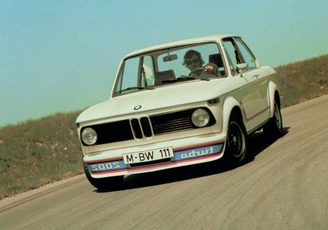 BMW го воведе турбото две години пред Porsche. BMW 2002 turbo е еден од најбезобразните: „turbo“ во предниот спојлер е наопаку, за другите да читаат во ретровизорот