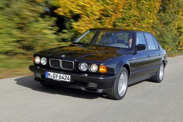 Со вградувањето на првиот германски мотор V12 по војната во серијата 7, BMW му го зададе најтешкиот удар во историјата на Mercedes
