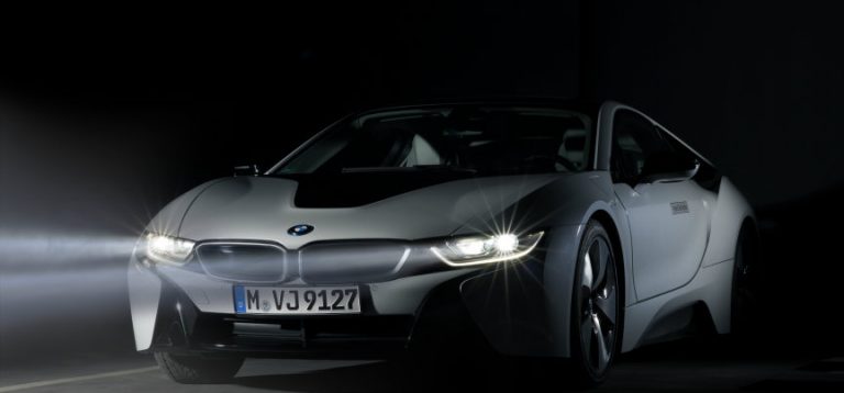 Ласерските светла на BMW i8 досегаат повеќе од половина километар
