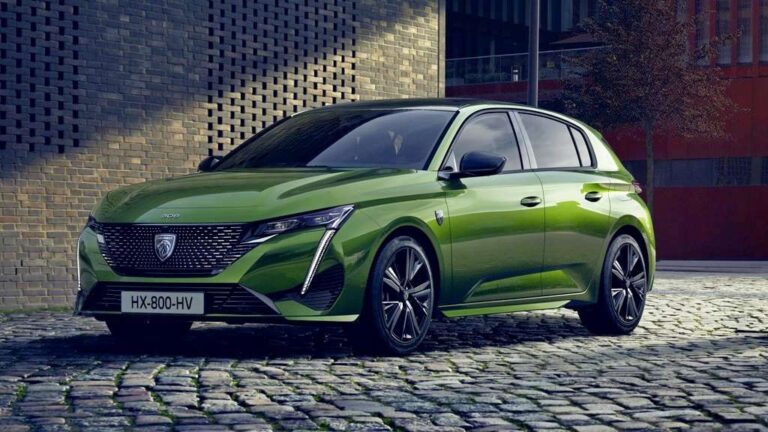 Peugeot 308 со голем багажник против Golf & Co