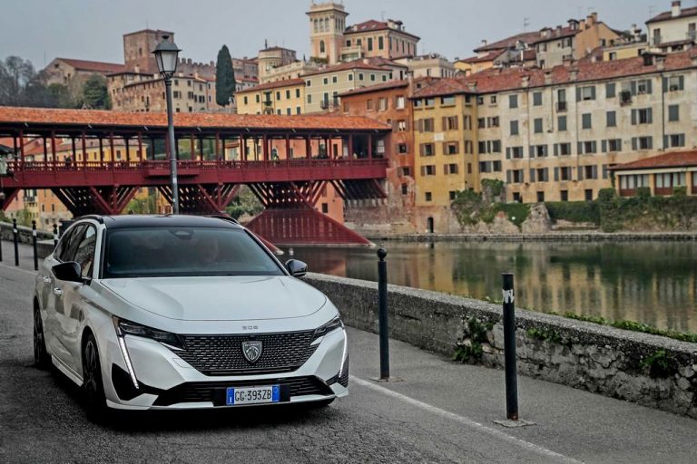 Во 1893 година: Првиот автомобил во Италија бил Peugeot