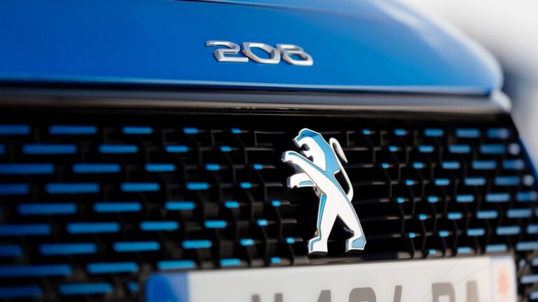 Peugeot држи една петина од автомобилскиот пазар во Франција
