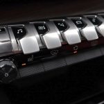 Уште едно обележје на Peugeot 3008, „клавијатурата“, заедно со малото копче за сочувување на батеријата