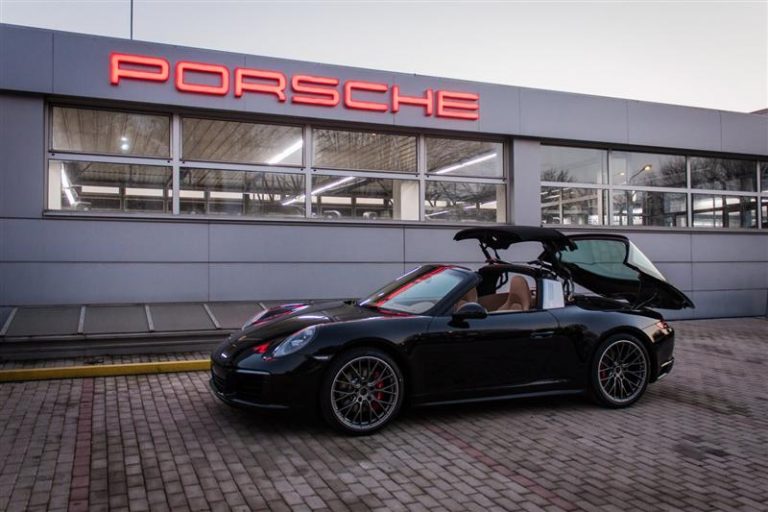 Porsche 911 Targa 4S изложен во салонот на Порше Македонија