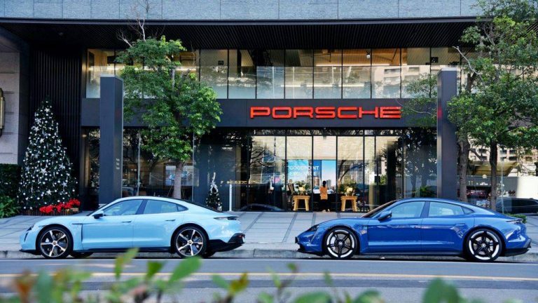 Porsche отвора бутици за автомобили во градското јадро