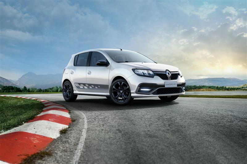 Renault Sandero R.S 2,0 е прв модел развиен од Renault Sport што се продава надвор од Европа