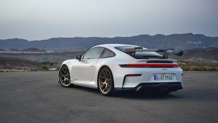 Порше 911 ГТ3, едниот за тркачка патека, другиот за пат