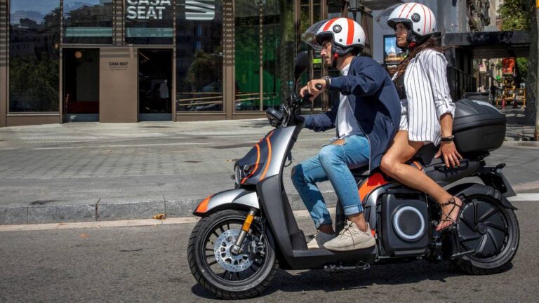 Seat Mo на две тркала и на струја низ Барцелона