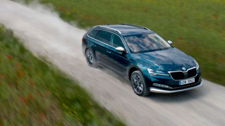Škoda Superb Scout доби топ-бензинец со 280 КС