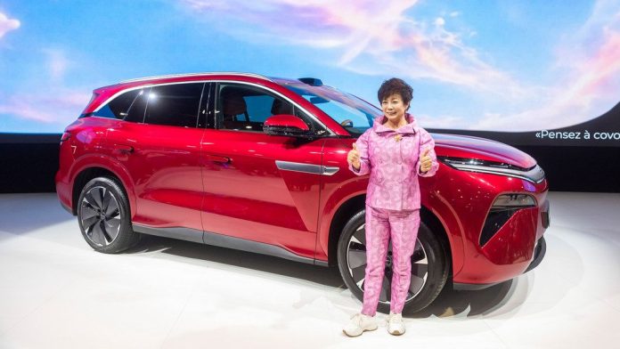 Stella Li BYD premiera Atto 8 salon Pariz 2026