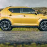 По ланскиот победнички поход во класата, малечкиот СУВ-модел Suzuki Ignis Hybrid годинава освои награда за „Best Buy“ во изборот на британскиот магазин What Car за 2021 година. Откако мина темелни тестирања и оценувања од страна на уредничкиот тим на магазинот, Ignis беше прогласен за модел што нуди најдобра противвредност во класата на малечки СУВ-модели. Како и сите модели во понудата на јапонскиот прозиводител, во Suzuki Ignis работи благ хибриден погон, со стартер-генератор и мала батерија под совозачкото седиште. Со 1,2-литарскиот 1.2 Dualjet хибриден погон и со погон напред, Ignis освои награда од магазинот и во рамките на изборот за најштедливи автомобили, што WhatCar го води под името „True Mpg“. Малечкиот СУВ беше најштедливиот модел тестиран од тимот. Со тоа уште еднаш се покажа веродостојноста на прогласувањето на Suzuki Ignis за победник во „True Mpg“ во 2019 година и лани. Читателите на What Car? Практикуваат да се консултираат со тимот на магазинот околу изборот на автомобил, и во случај кога се бара нешто мало, достапно и со ниски трошоци за одржување, што е воедно и лесно за возење, Ignis се наоѓа високо на листата на препораки од британскиот тим. Дополнително постои и можност да се избере варијанта со автоматски погон на сите тркала Allgrip . Уедникот на What Car, Стив Хантингфорд, коментира околу изборот: „Доколку сакате седење на повисоко во автомобил со мали димензии што е погоден за низ град, по достапна цена, речиси и нема подобар избор од Ignis. Автомобилот убедува и откако ќе се излезе од градот, бидејќи тој е наштедливиот автомобил што сме го тестирале на споредни патишта и автопати, постигнувајќи соодветно 3,77 L/100 km и 5,29 L/100 km на нашите реални True MPG тестови