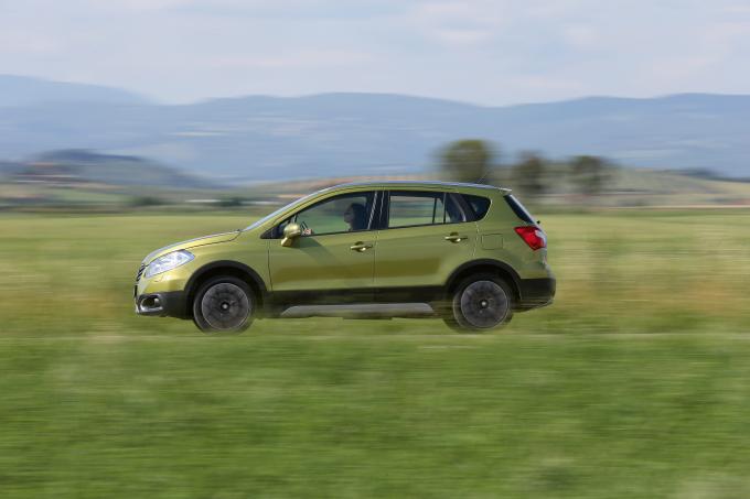 Suzuki SX4 S-Cross_dynamic__09
