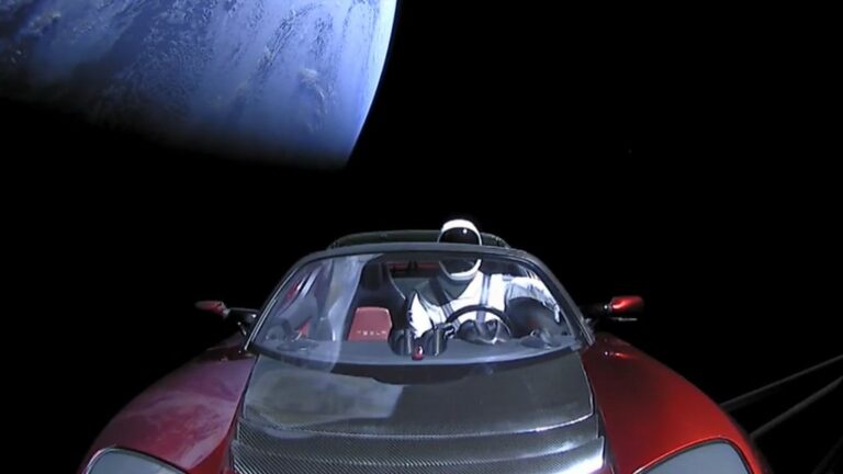 Родстерот на Tesla „извозе“ милијарда милји – во вселената
