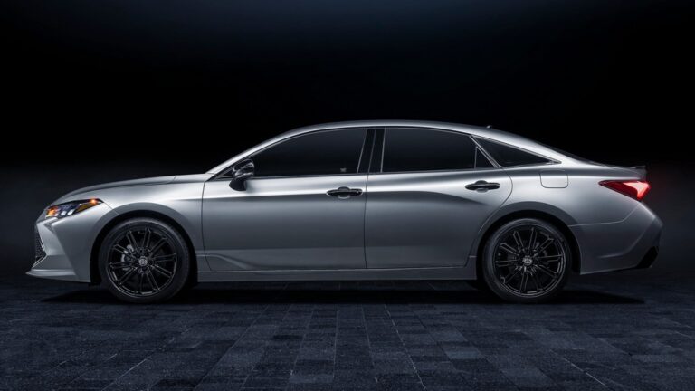 Toyota Avalon · Toyota им останува верна на лимузините на пазарот во САД