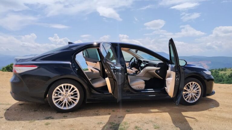 Camry и Superb се единствени „нормални“, сé друго е премиум