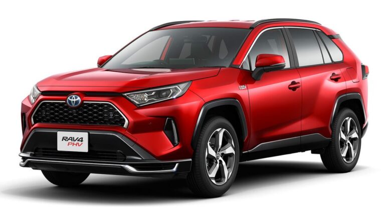 Toyota RAV4 отсега полни батерија и на „штекер“