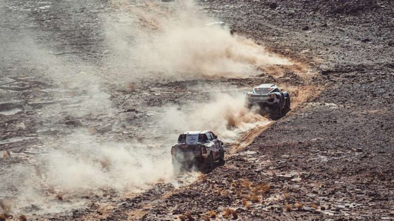 Toyota постигна 1-2 победа на третиот брзинец на Дакар
