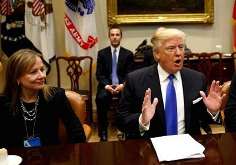 Трамп ќе ги олабави еколошките норми за нови автомобили во САД