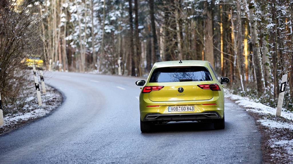 Volkswagen Golf 8 carx test adak Новиот Golf ги предупредува останатите возила за опасност