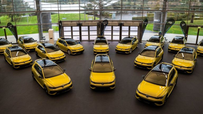 Во Аутоштат: 55-мина сопственици дојдоа по своите лимон жолти Golf R
