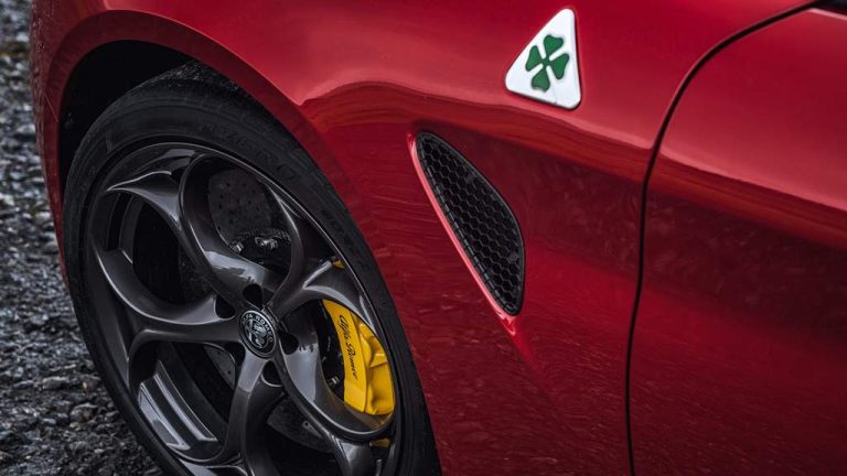 Четирилисната детелина на Alfa Romeo сто години донесува среќа во трка