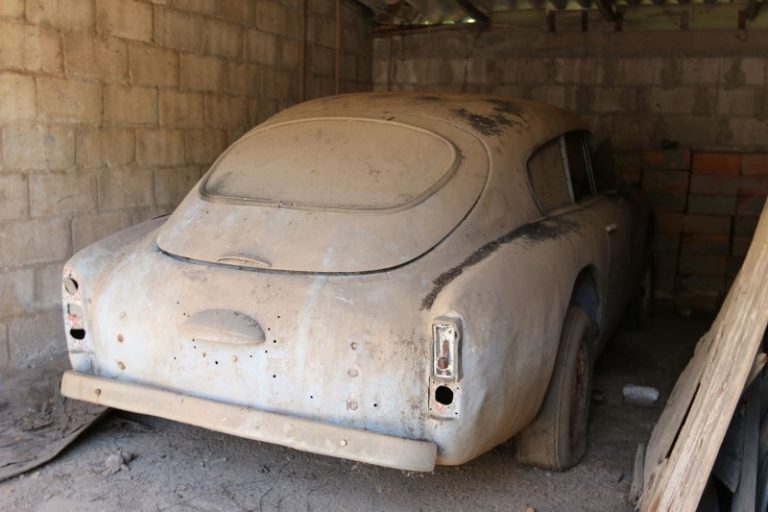 Редок Aston Martin DB2/4 со мотор од Lada откриен во шупа во Куба