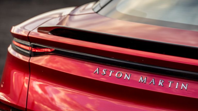 Кинески Geely ги удвои своите акции во Aston Martin