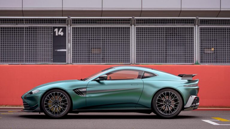 Aston Martin во знак на враќањето во формула 1
