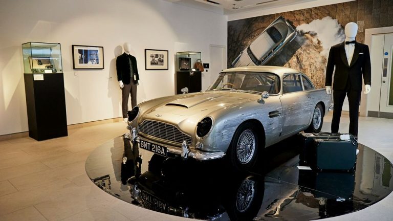 Каскадерски Aston Martin DB5 продаден за 2,9 мил. фунти за јубилејот на Џејмс Бонд