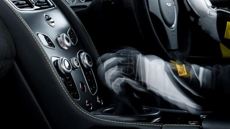 Aston Martin го враќа мануелниот менувач како подобра опција