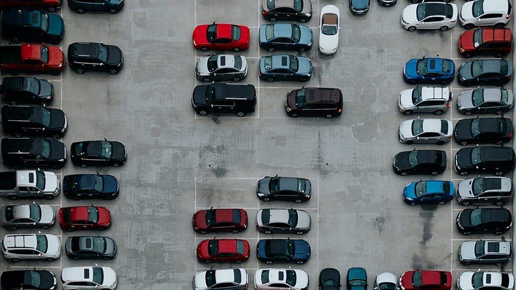 avtomobili na parking gore