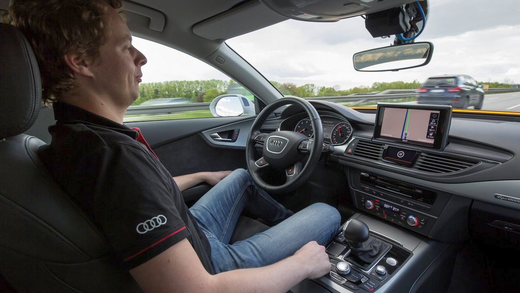 avtonomno vozenje audi автопилот роботски автомобили одговорност