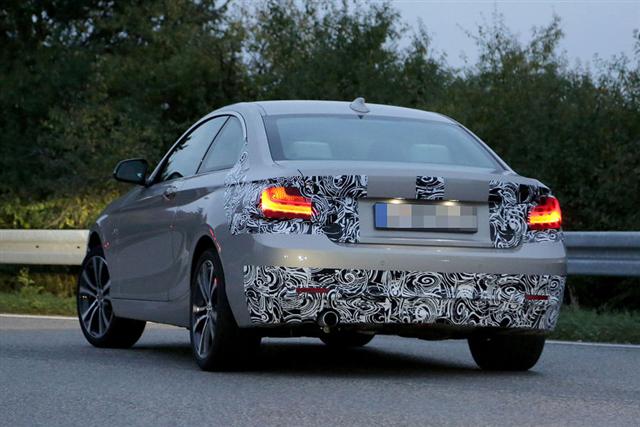 bmw 2 coupe nazad