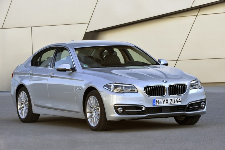 Серијата 5 на BMW веќе една година вози со фејслифт, а тоа никој не го забележува. Поважни се промените под хаубата