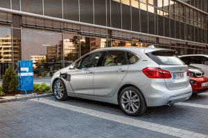 Идниот суперавтомобил на Баварците: BMW 225xe Active Tourer со плагин-хибрид и погон на сите тркала