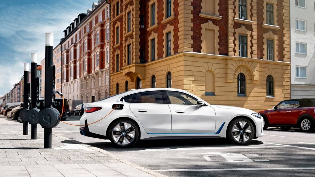 bmw i4 полнач електрични автомобили DCS