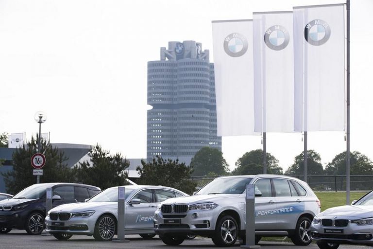 BMW заостанува во трката во продажбата зад Mercedes