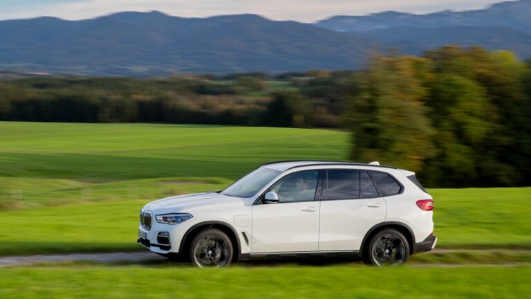 Десет модели на BMW со хибриден погон во понуда во Македонија