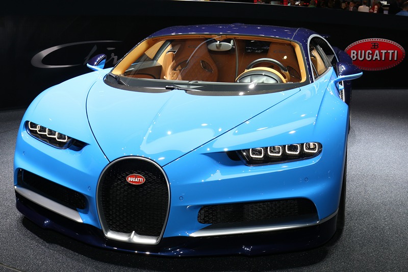 Bugatti Chiron настапува со една мала, но значајна разлика. Тоа што тој го ветува, навистина и го исполнува: 1500 КС и „стандарден“ бензинец со 16 цилиндри