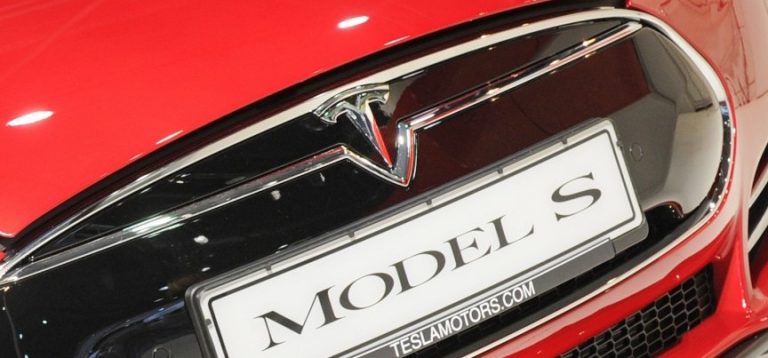 Кинески студенти го пробија кодот на Tesla Model S