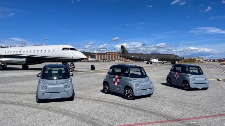 Малечкиот Citroen Ami води големи авиони на аеродромот во Џенова