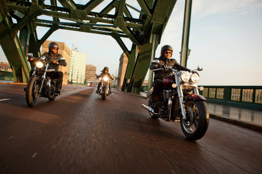 Во Triumph Commander и LT работи моторот од 1699 сантиметри кубни од Storm