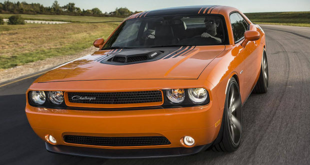 На Dodge Challenger му тресе хаубата – намерно!