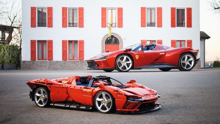 Ferrari Daytona од 3.778 коцки Lego, со функционален менувач