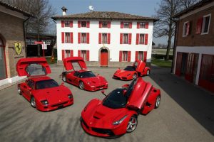 Ferrari F40 како предводник на серијата, заедно со F50, Enzo и LaFerrari