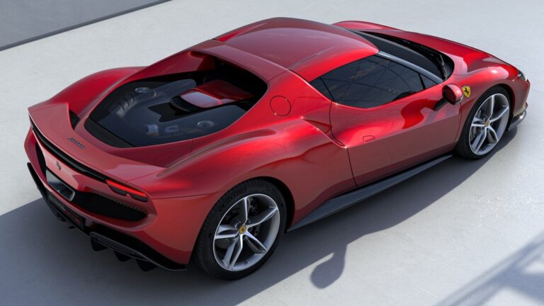 Слатко мало Ferrari 296 GTB со кабел за полнење